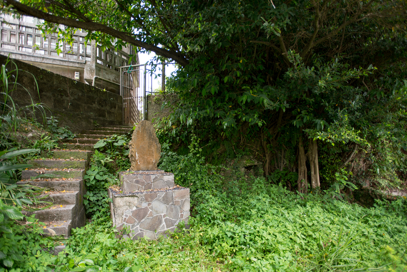 京阿波根実基の墓